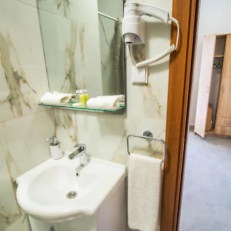 Simo Airport Apartmán *