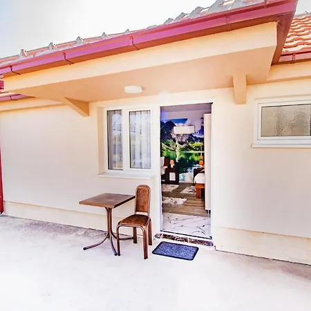 Simo Airport Apartamento Podgorica